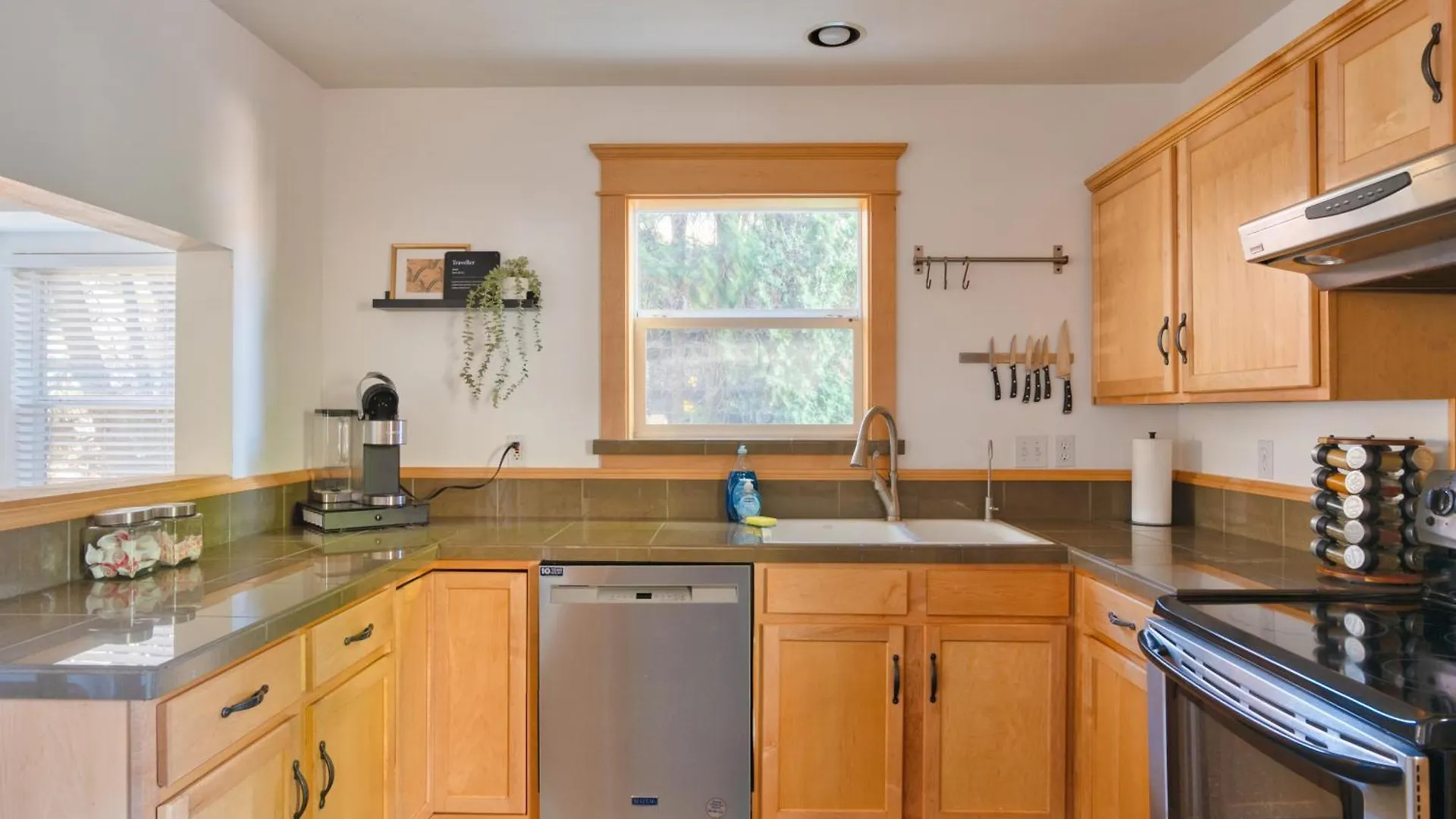 Stay Portland Collection - Alberta Arts Luxury, Sleeps 6, Walk Score 99 0*,