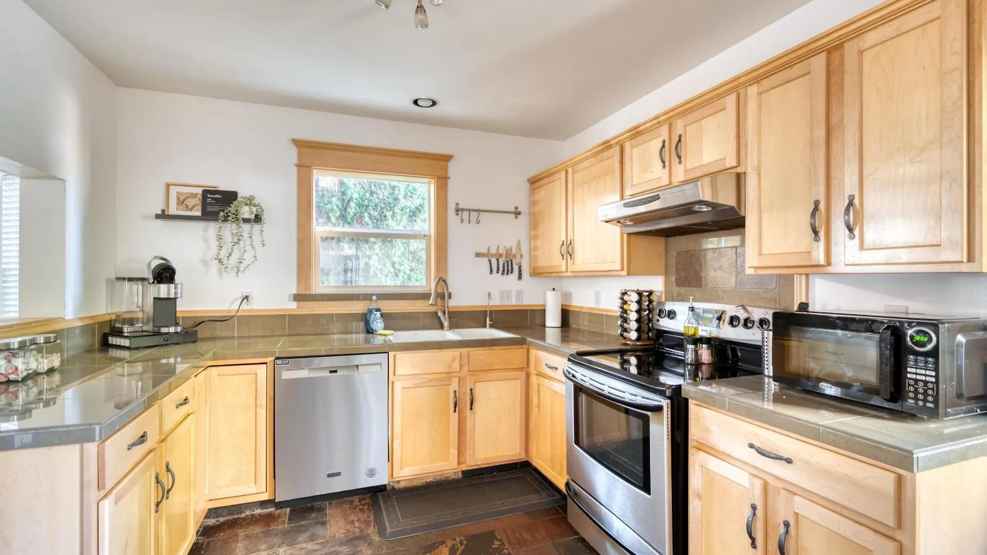 Stay Portland Collection - Alberta Arts Luxury, Sleeps 6, Walk Score 99 United States