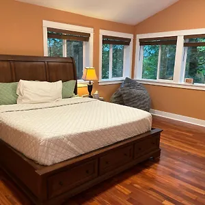 Holiday home Serene Oasis Getaway With Sauna And A Swim Spa., Portland